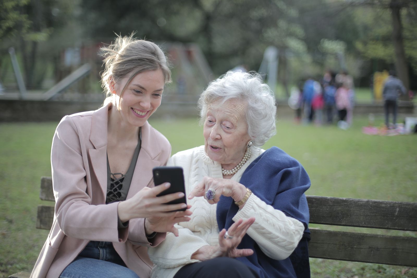 Deux générations prennent un moment ensemble autour d’un téléphone.